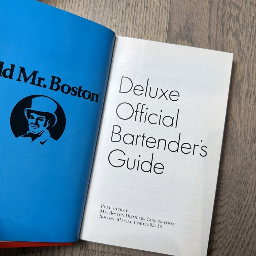 Vintage 1970 Old Mr Boston‎ Deluxe Official Bartenders Guide Drink Recipes Book